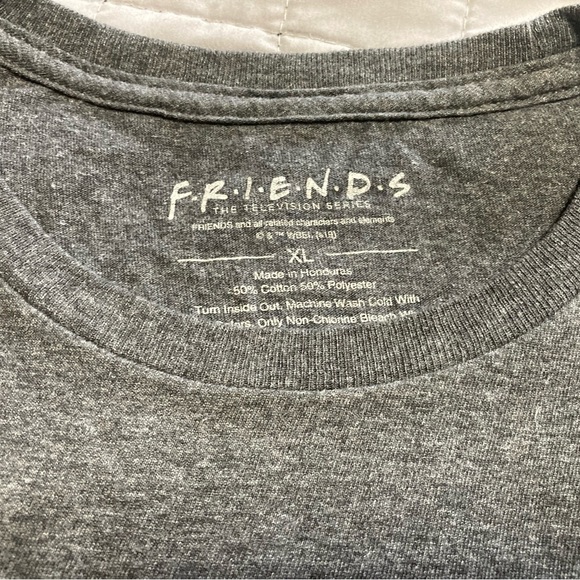 🔥🔥FRIENDS Central Perk graphic tee. XL - Picture 3 of 4